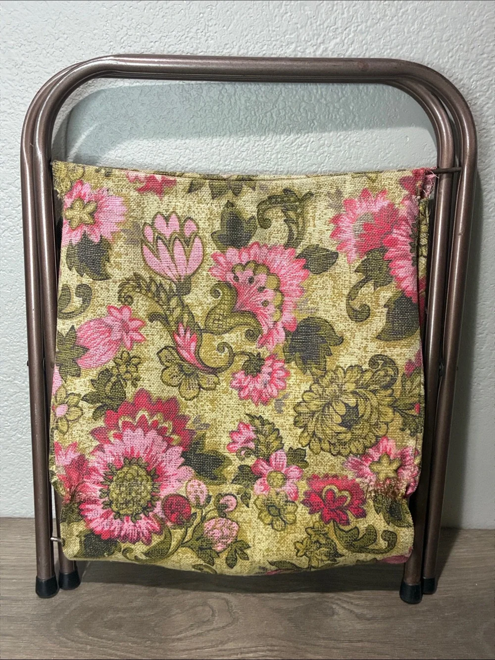 Vintage Cottagecore Foldable Sewing Knitting Magazine Caddy
